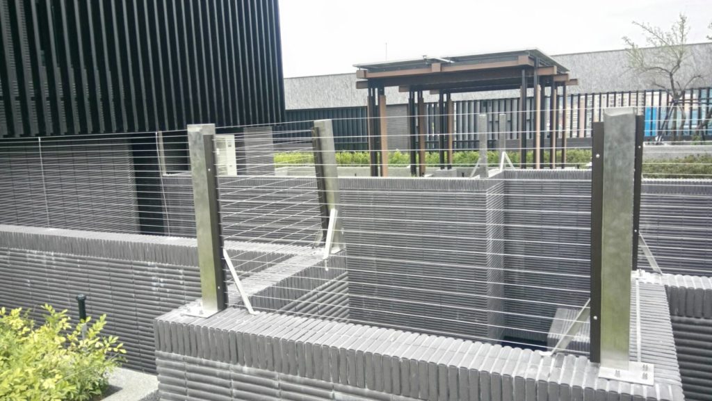社區大樓隱形欄杆防止住戶墜樓