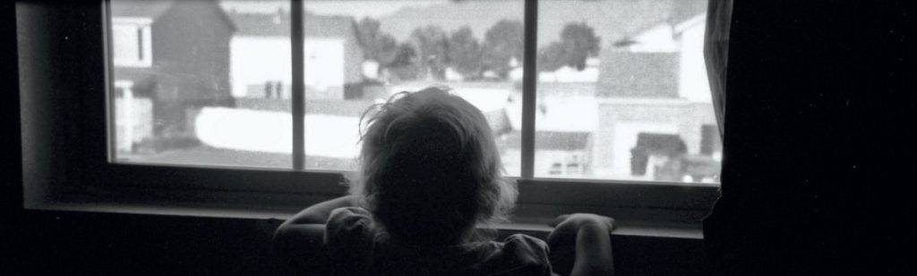 苗栗縣市隱形鐵窗推薦,小孩對窗戶外面世界存著好奇心