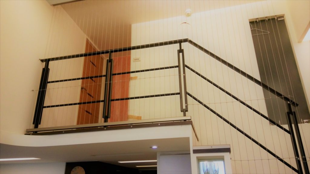 隱形鐵窗極簡的線條不僅美觀，同時兼具「防墜 防盜 防鴿」功能