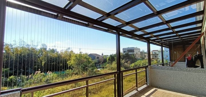 透天住宅陽台安裝隱形鐵窗可以防止小孩墜落,也可以防止自家衣服被風吹到隔壁鄰居那裏尷尬