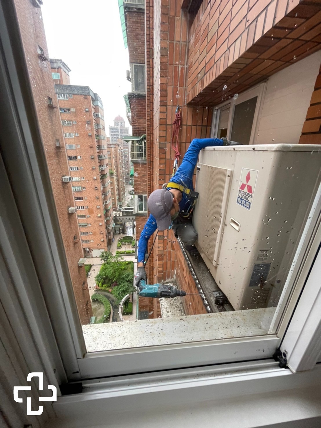 沒有欄杆與圍籬的隱形鐵窗外牆施工務必穿戴全身背負式安全帶,並由有蜘蛛人執照的技師安裝以確保施工安全