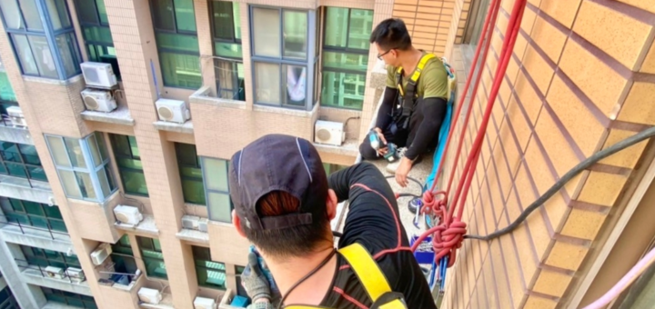隱形鐵窗施工要注重工安,穿戴全身背負式安全到防墜落危險